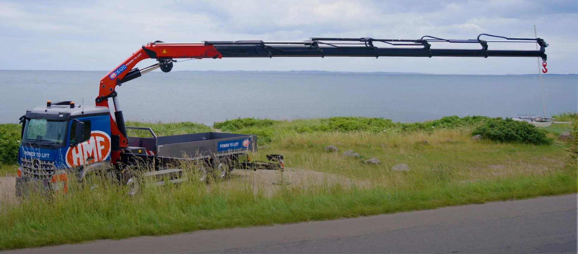 An HMF loader crane at work on a truck bed